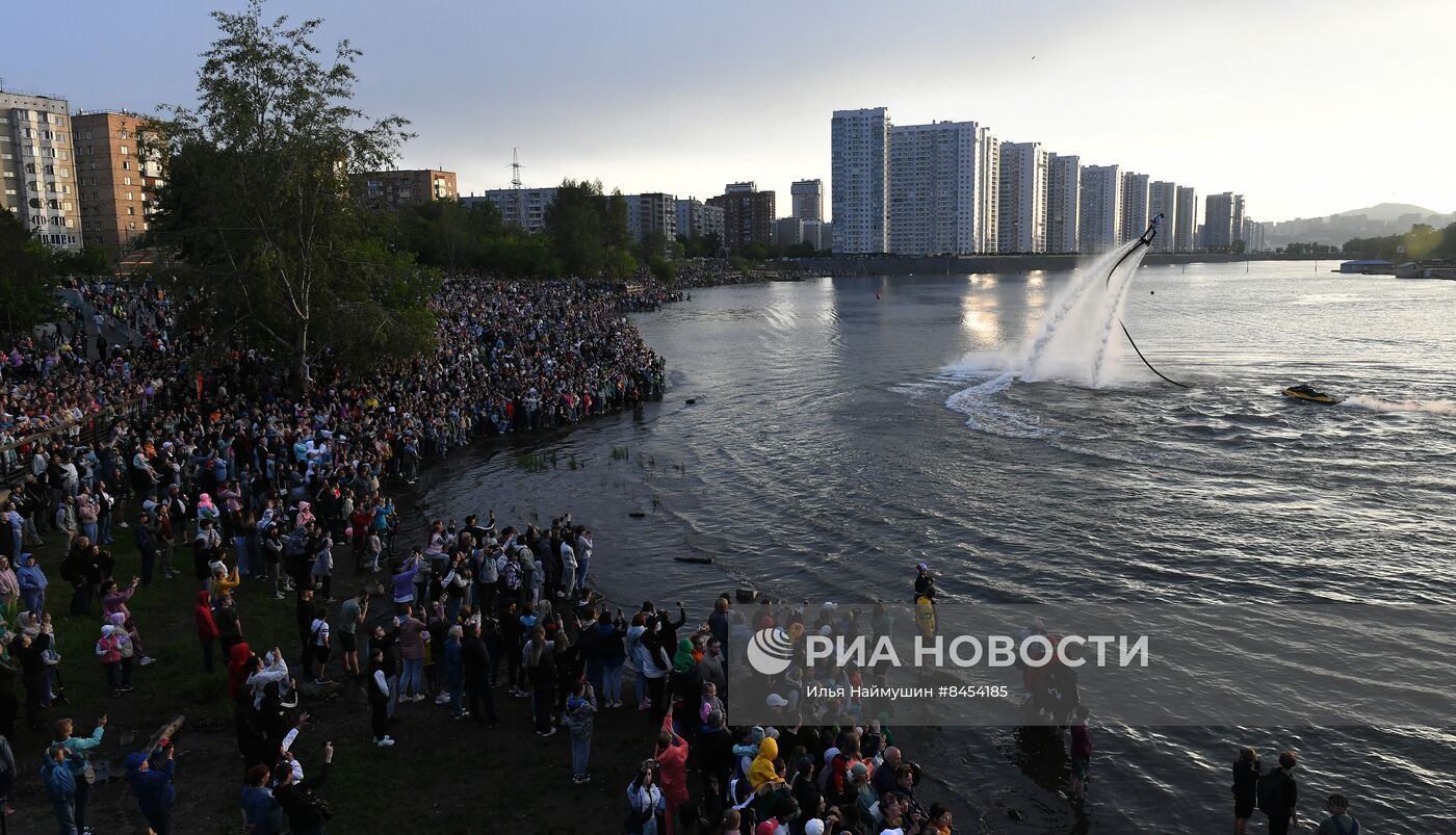 Огненное шоу на воде в Красноярске