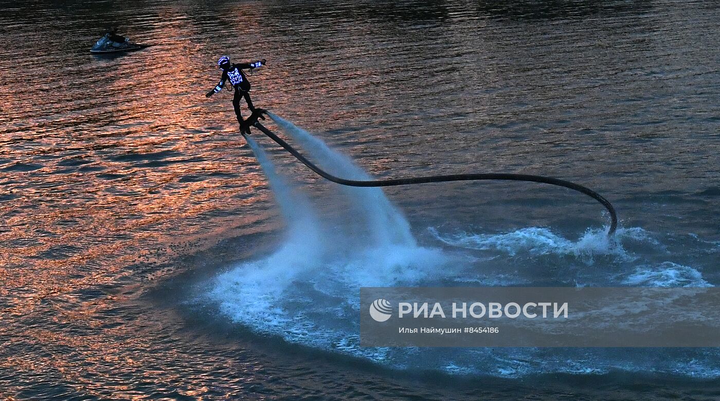 Огненное шоу на воде в Красноярске