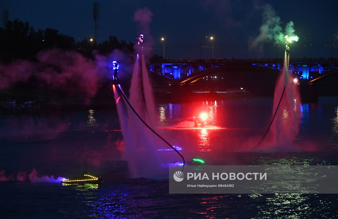 Огненное шоу на воде в Красноярске