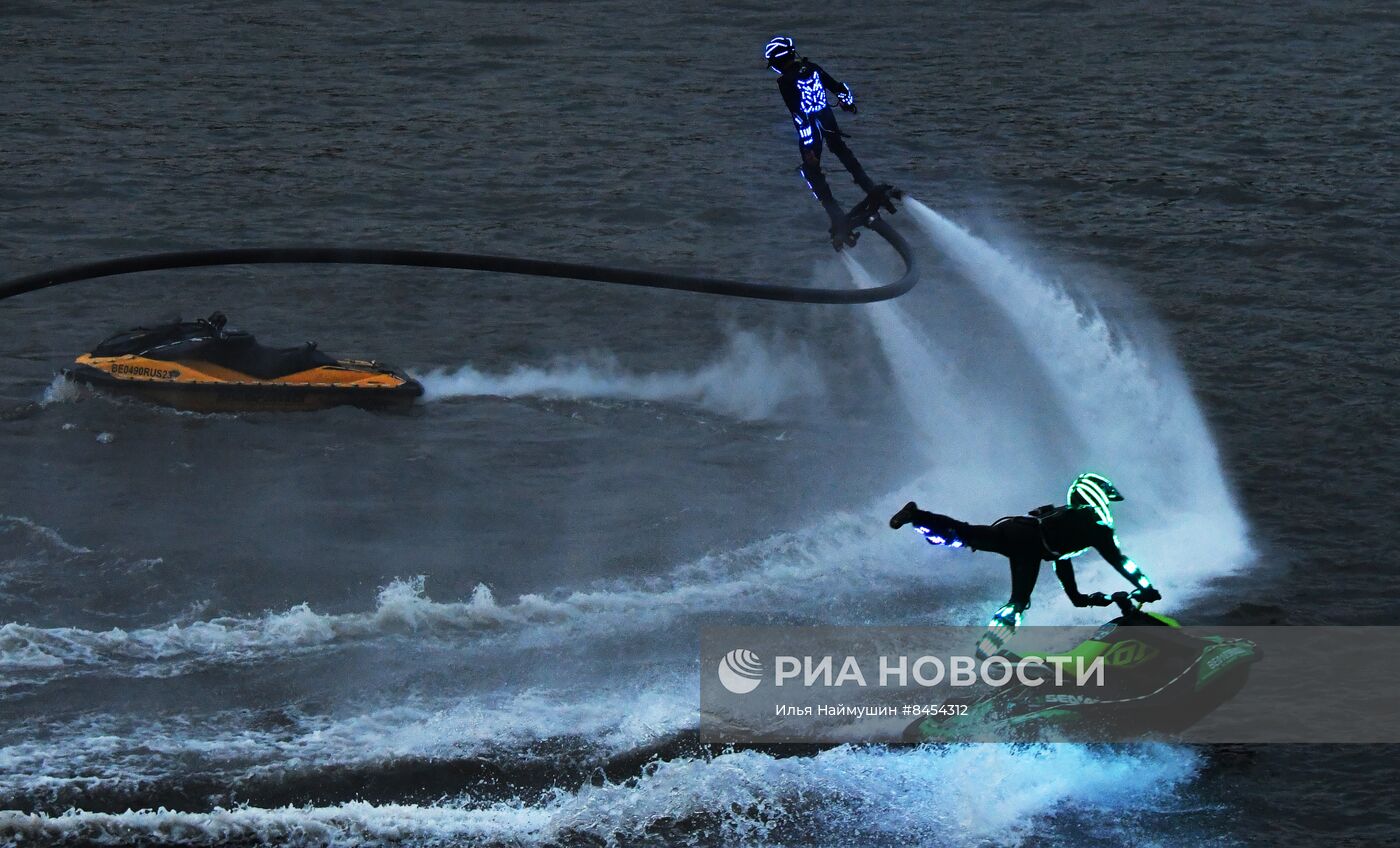 Огненное шоу на воде в Красноярске