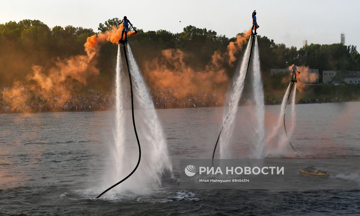 Огненное шоу на воде в Красноярске