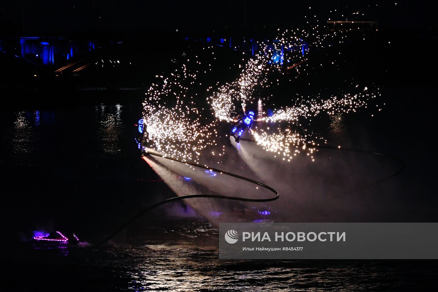 Огненное шоу на воде в Красноярске