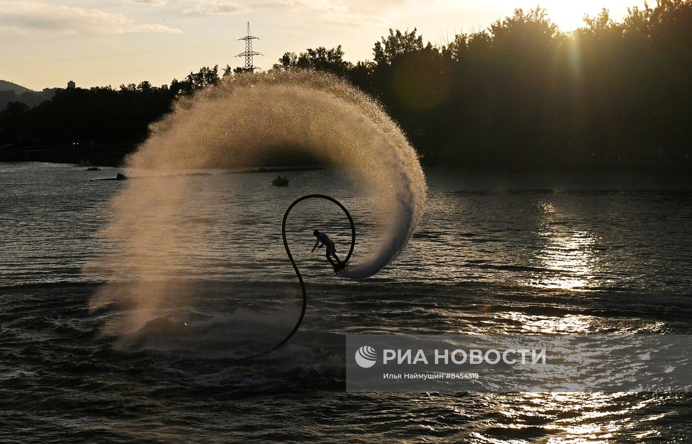 Огненное шоу на воде в Красноярске