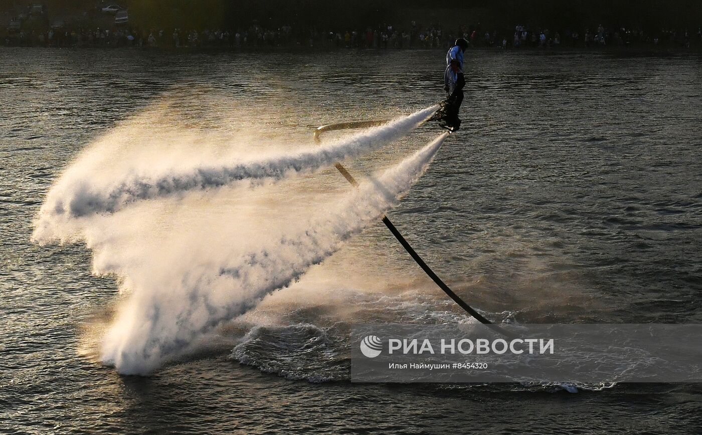 Огненное шоу на воде в Красноярске