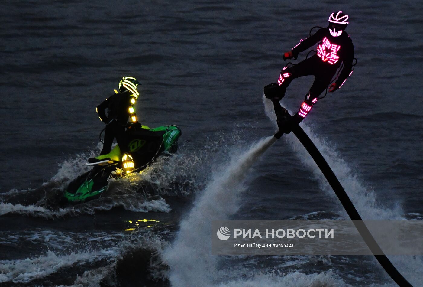 Огненное шоу на воде в Красноярске