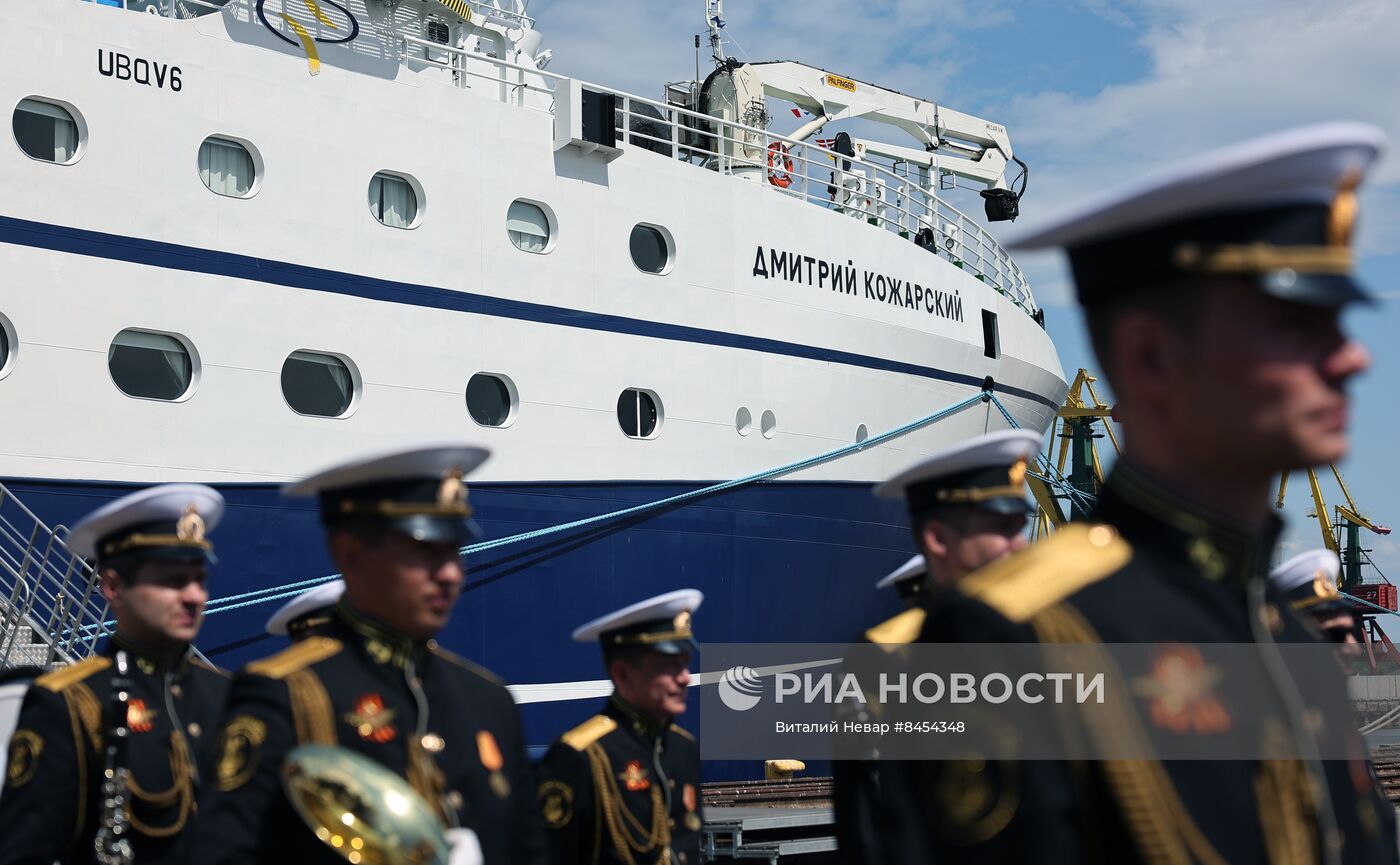 Поднятие флага РФ на рыболовном траулере "Дмитрий Кожарский" в Калининграде