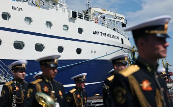 Поднятие флага РФ на рыболовном траулере "Дмитрий Кожарский" в Калининграде