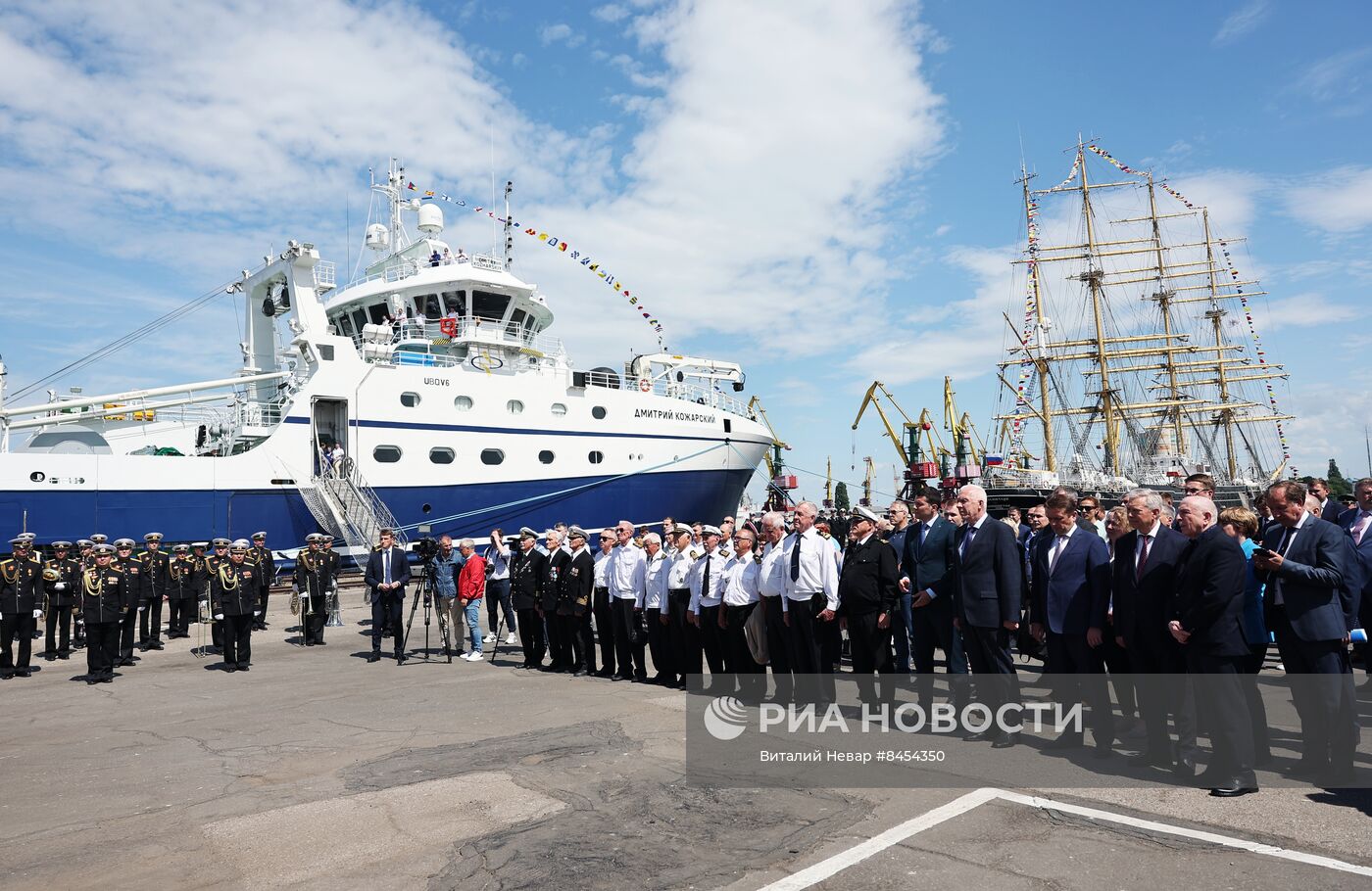 Поднятие флага РФ на рыболовном траулере "Дмитрий Кожарский" в Калининграде
