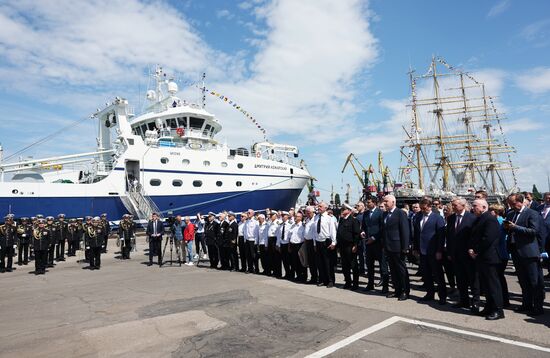Поднятие флага РФ на рыболовном траулере "Дмитрий Кожарский" в Калининграде