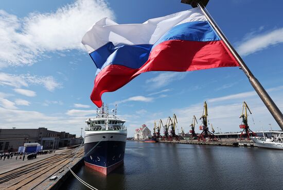 Поднятие флага РФ на рыболовном траулере "Дмитрий Кожарский" в Калининграде