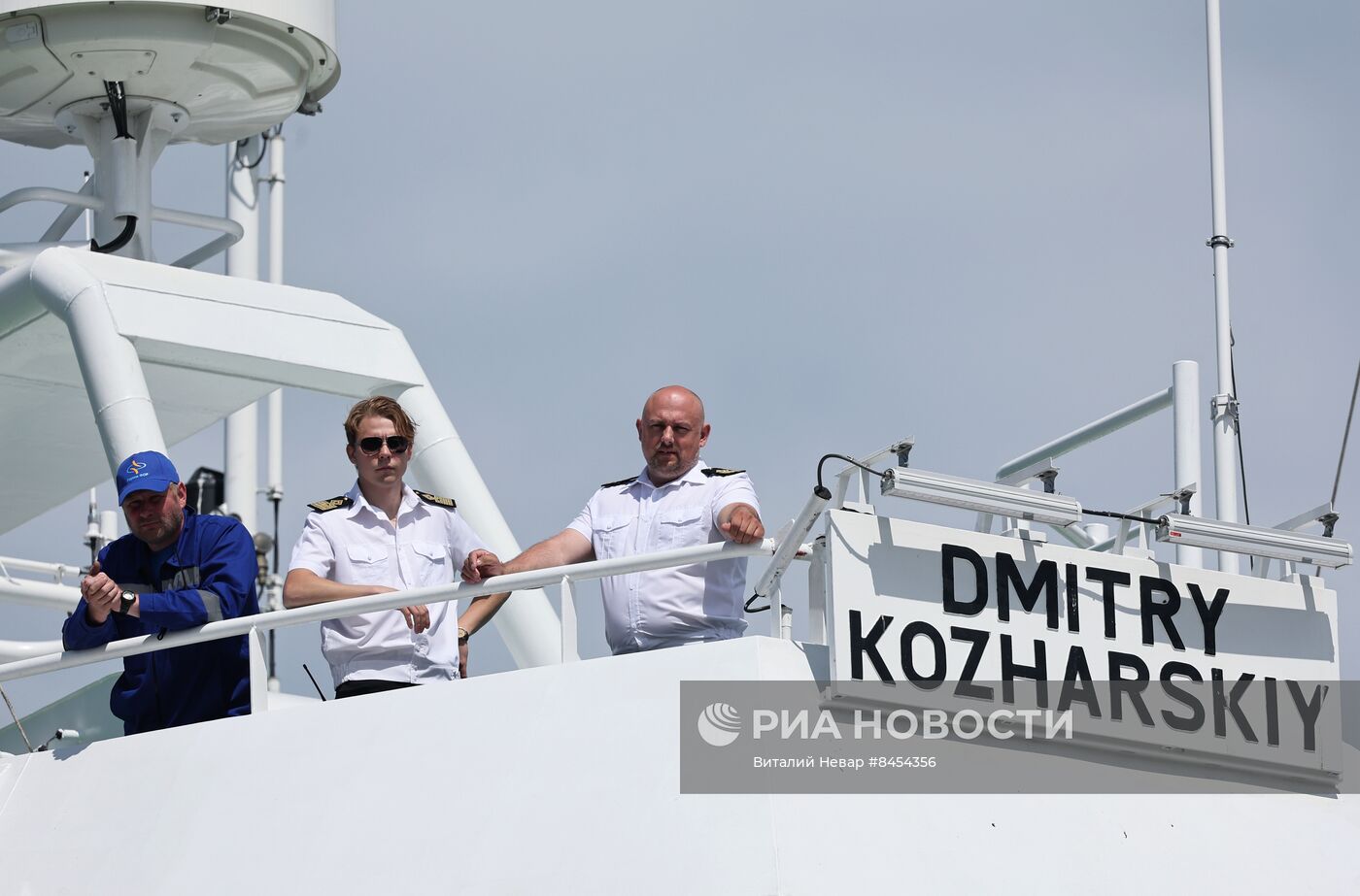 Поднятие флага РФ на рыболовном траулере "Дмитрий Кожарский" в Калининграде