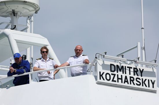 Поднятие флага РФ на рыболовном траулере "Дмитрий Кожарский" в Калининграде