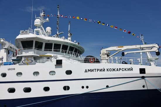 Поднятие флага РФ на рыболовном траулере "Дмитрий Кожарский" в Калининграде