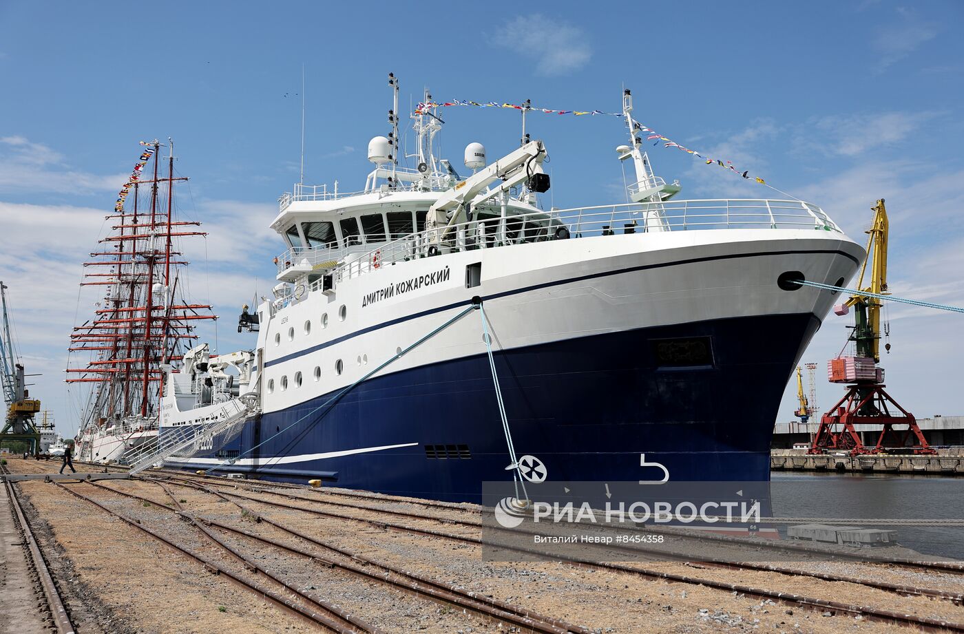 Поднятие флага РФ на рыболовном траулере "Дмитрий Кожарский" в Калининграде