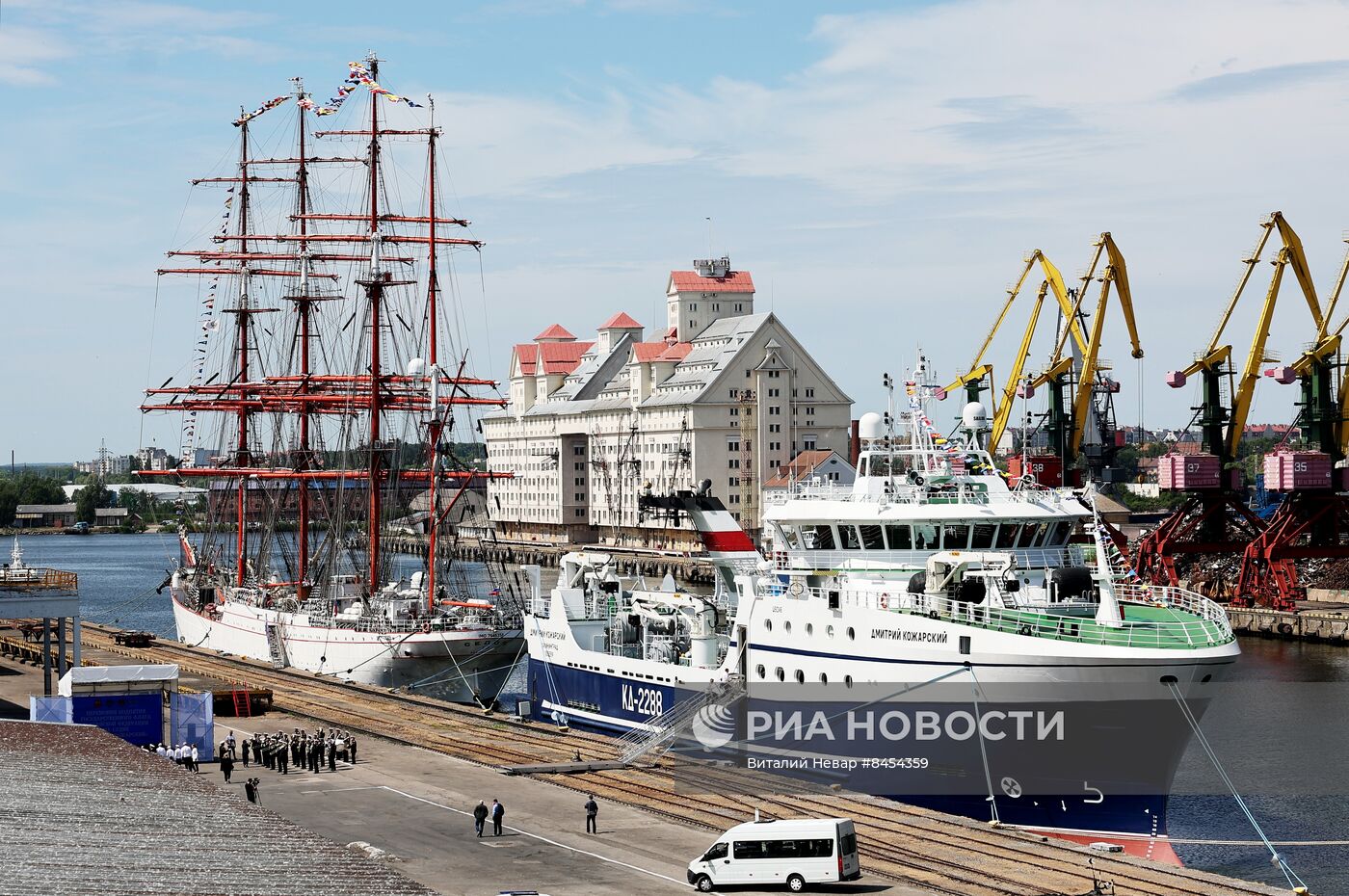 Поднятие флага РФ на рыболовном траулере "Дмитрий Кожарский" в Калининграде