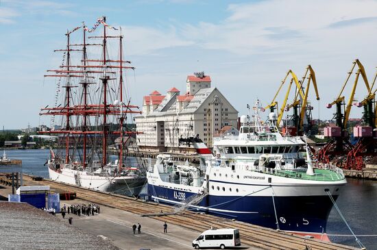 Поднятие флага РФ на рыболовном траулере "Дмитрий Кожарский" в Калининграде