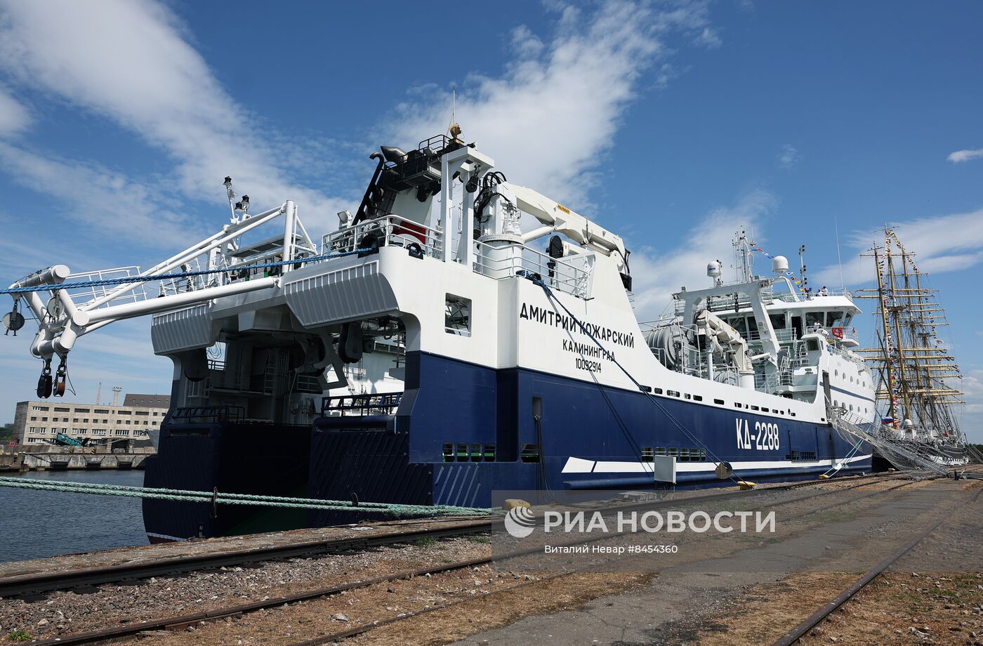 Поднятие флага РФ на рыболовном траулере "Дмитрий Кожарский" в Калининграде
