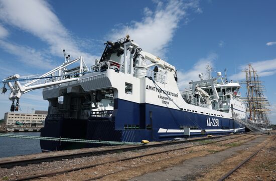 Поднятие флага РФ на рыболовном траулере "Дмитрий Кожарский" в Калининграде