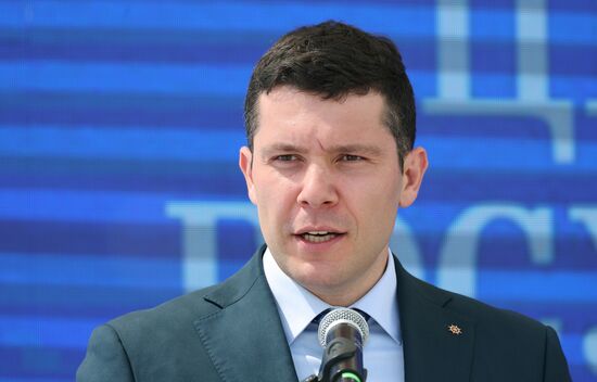 Поднятие флага РФ на рыболовном траулере "Дмитрий Кожарский" в Калининграде