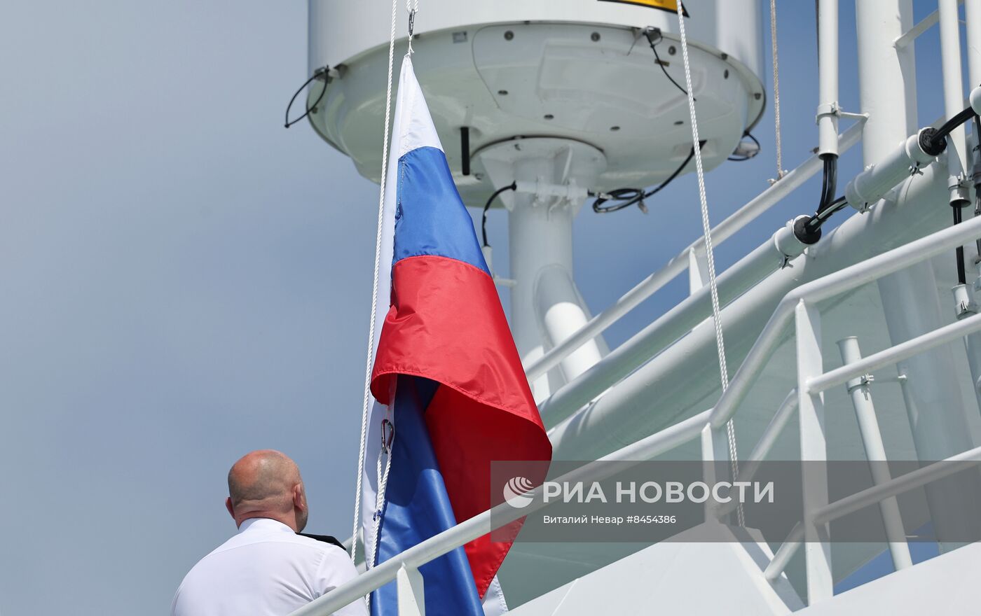 Поднятие флага РФ на рыболовном траулере "Дмитрий Кожарский" в Калининграде