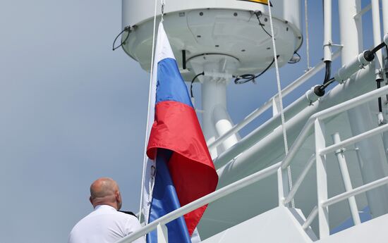 Поднятие флага РФ на рыболовном траулере "Дмитрий Кожарский" в Калининграде