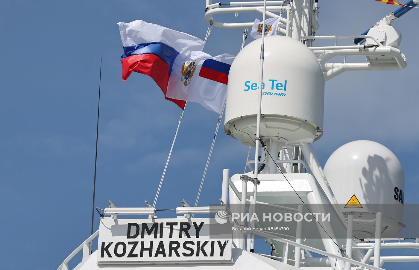 Поднятие флага РФ на рыболовном траулере "Дмитрий Кожарский" в Калининграде