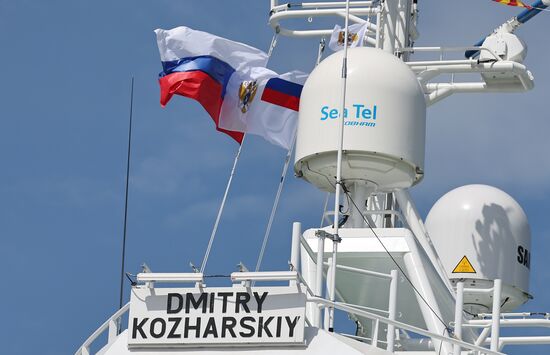 Поднятие флага РФ на рыболовном траулере "Дмитрий Кожарский" в Калининграде