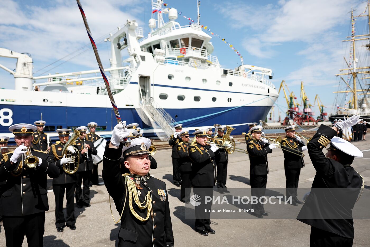 Поднятие флага РФ на рыболовном траулере "Дмитрий Кожарский" в Калининграде