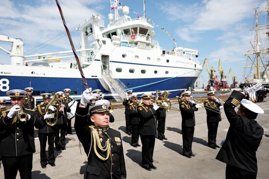 Поднятие флага РФ на рыболовном траулере "Дмитрий Кожарский" в Калининграде