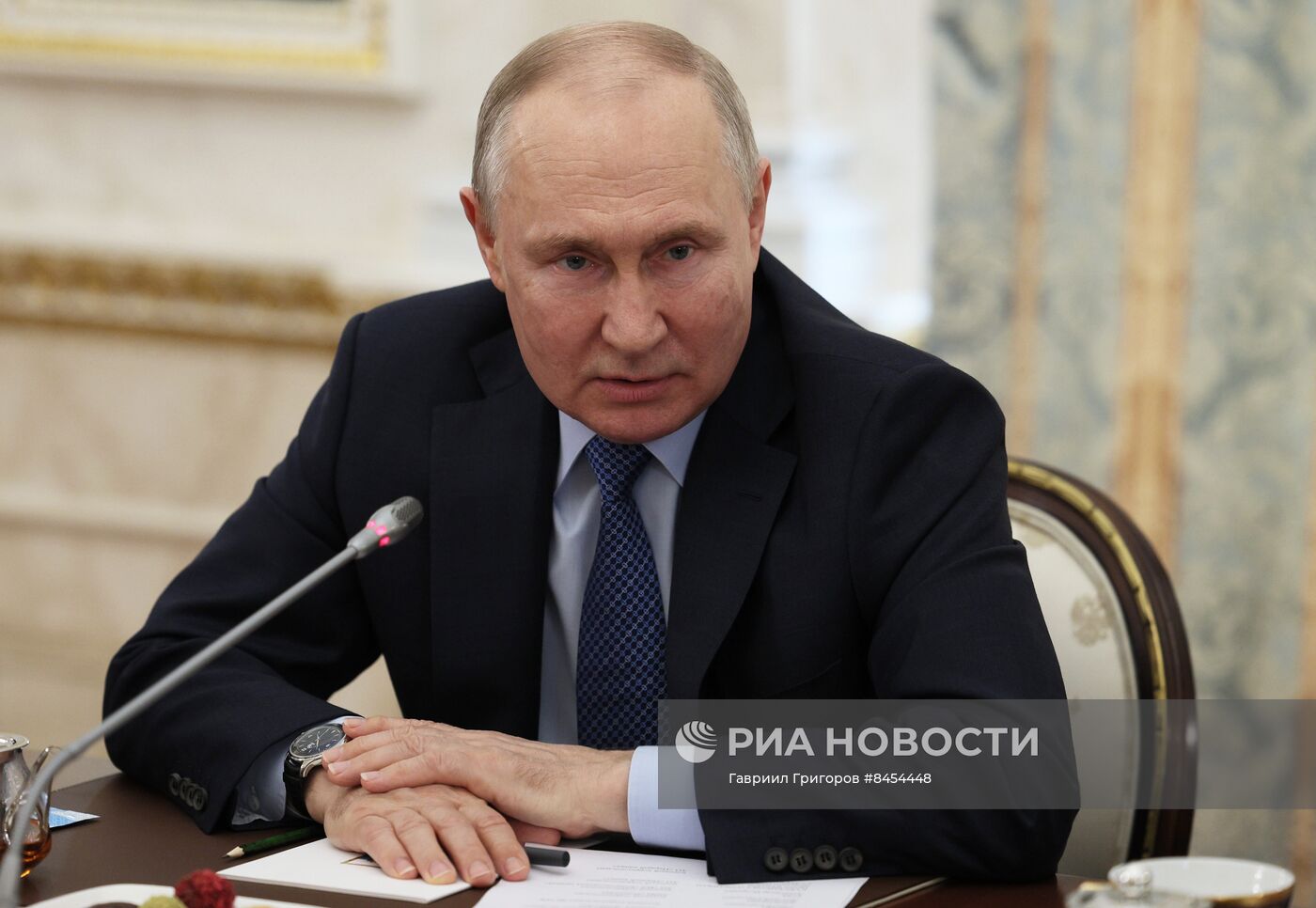 Президент РФ В. Путин проводит встречу с военными корреспондентами