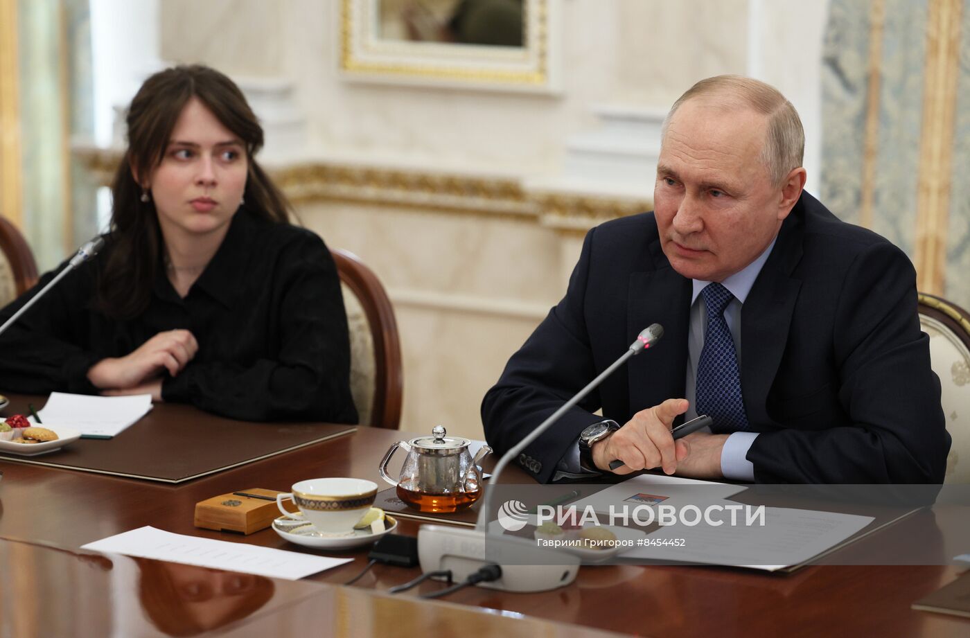 Президент РФ В. Путин проводит встречу с военными корреспондентами