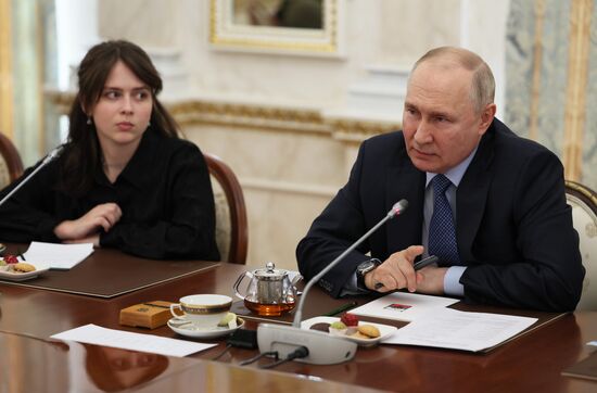 Президент РФ В. Путин проводит встречу с военными корреспондентами