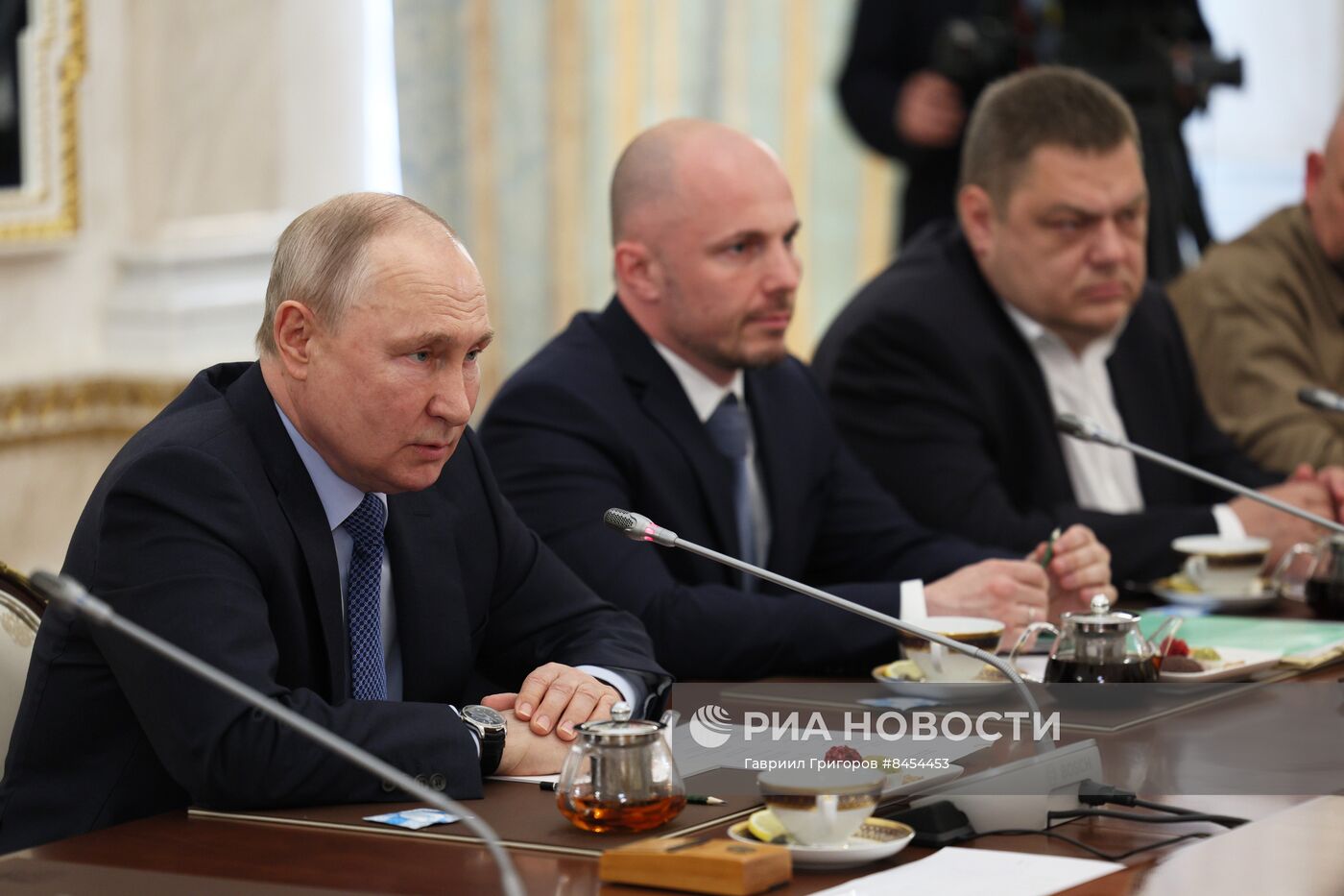 Президент РФ В. Путин проводит встречу с военными корреспондентами