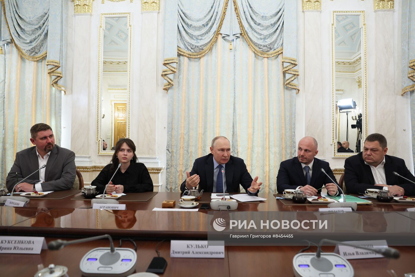 Президент РФ В. Путин проводит встречу с военными корреспондентами