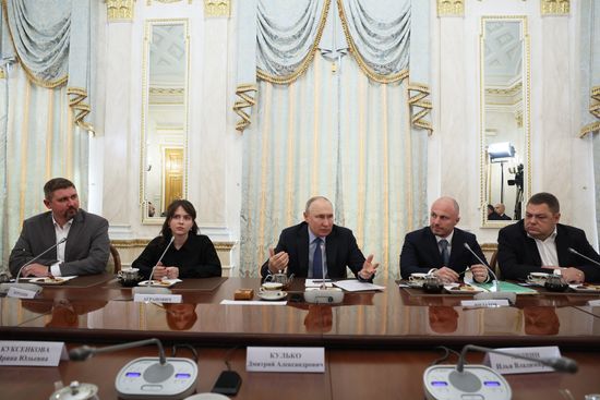 Президент РФ В. Путин проводит встречу с военными корреспондентами