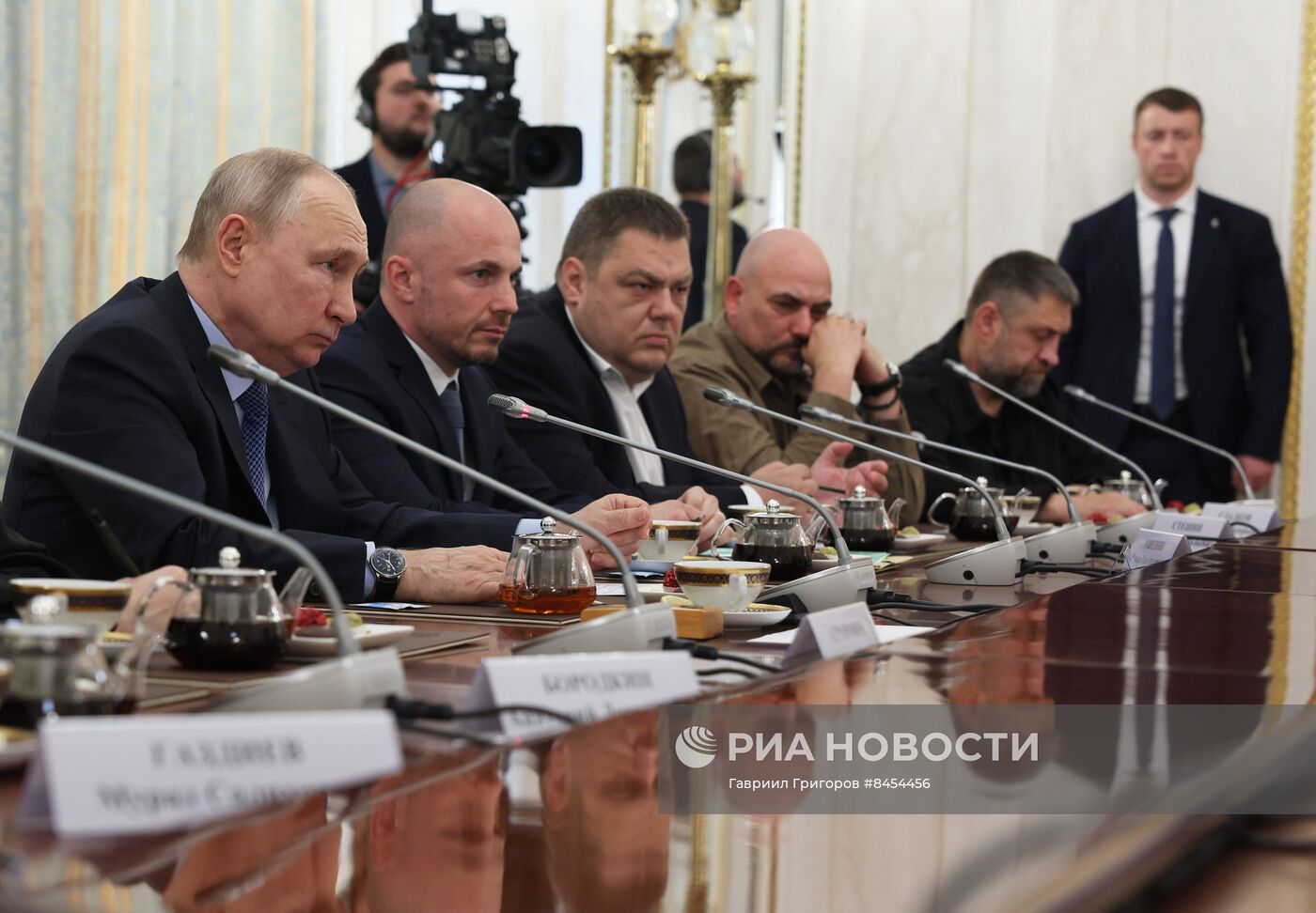 Президент РФ В. Путин проводит встречу с военными корреспондентами