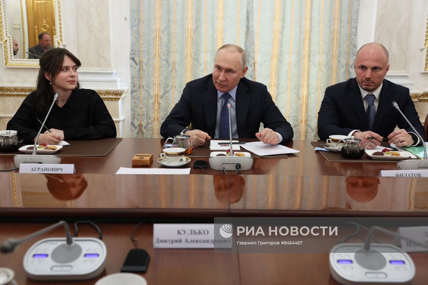 Президент РФ В. Путин проводит встречу с военными корреспондентами
