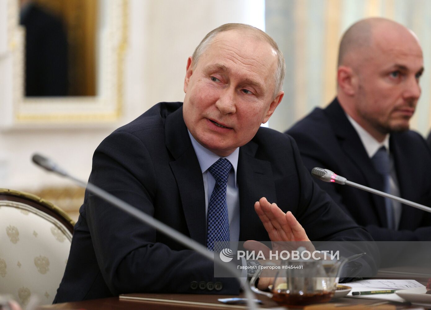 Президент РФ В. Путин проводит встречу с военными корреспондентами
