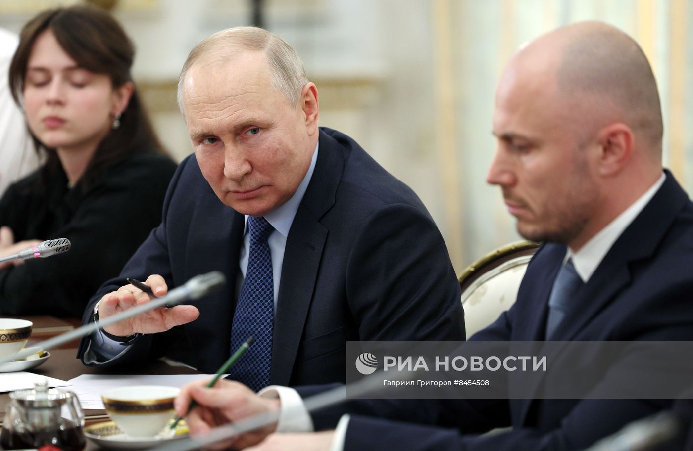 Президент РФ В. Путин проводит встречу с военными корреспондентами