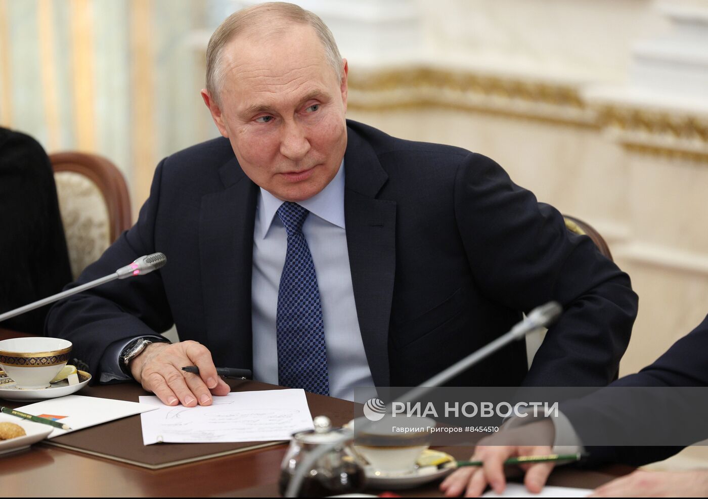 Президент РФ В. Путин проводит встречу с военными корреспондентами