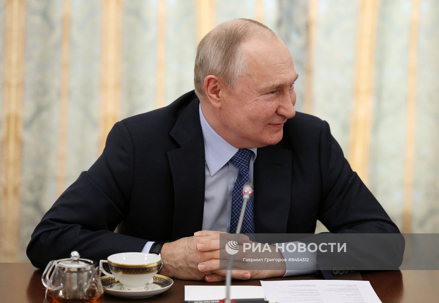 Президент РФ В. Путин проводит встречу с военными корреспондентами