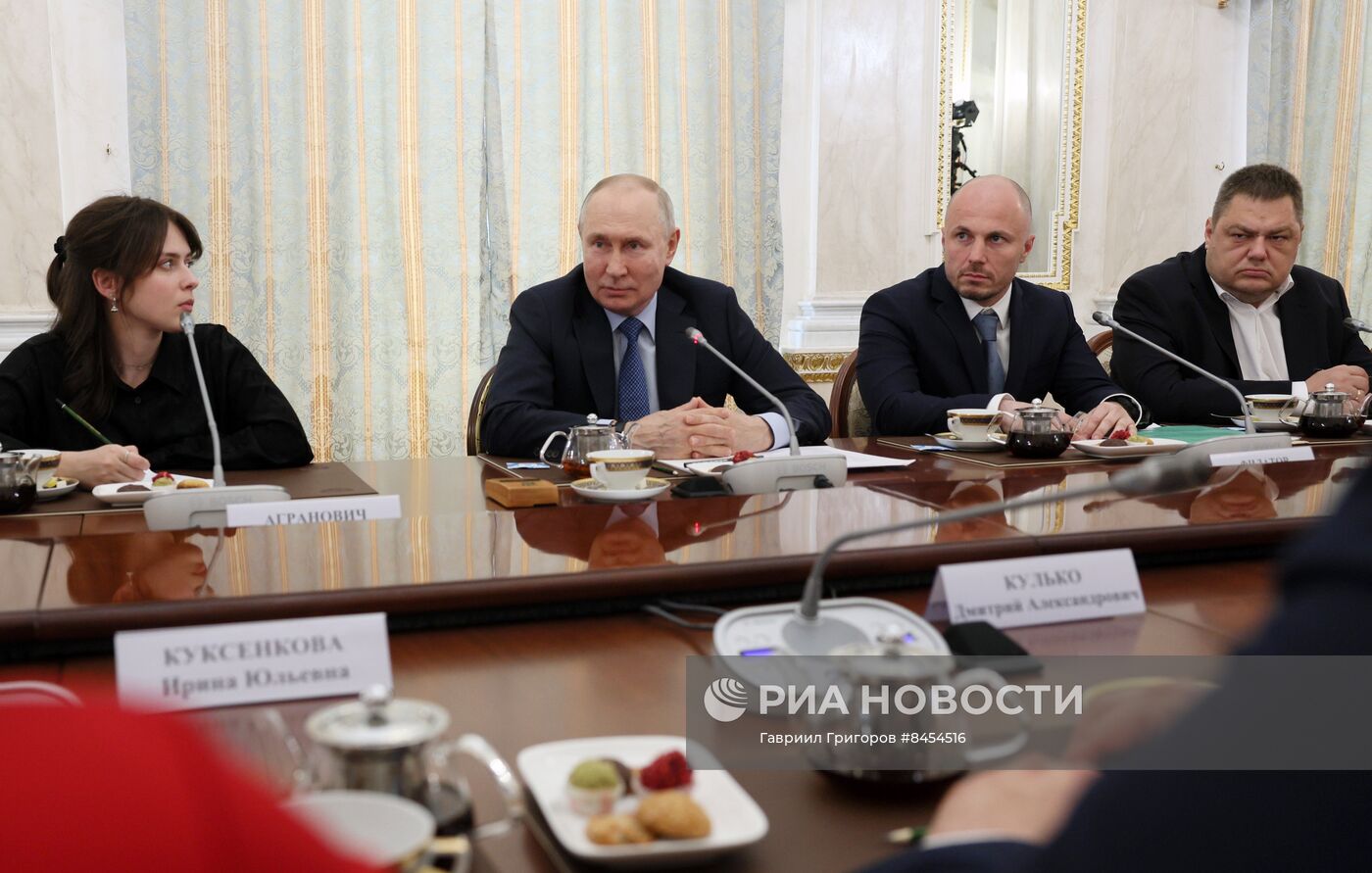 Президент РФ В. Путин проводит встречу с военными корреспондентами