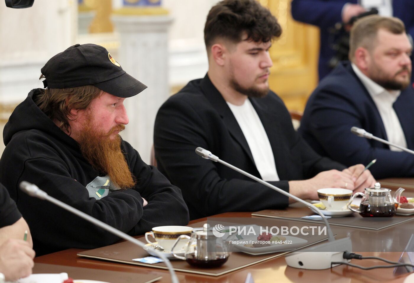 Президент РФ В. Путин проводит встречу с военными корреспондентами