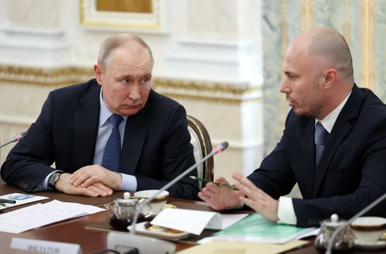 Президент РФ В. Путин проводит встречу с военными корреспондентами