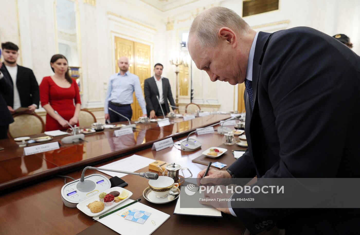 Президент РФ В. Путин проводит встречу с военными корреспондентами