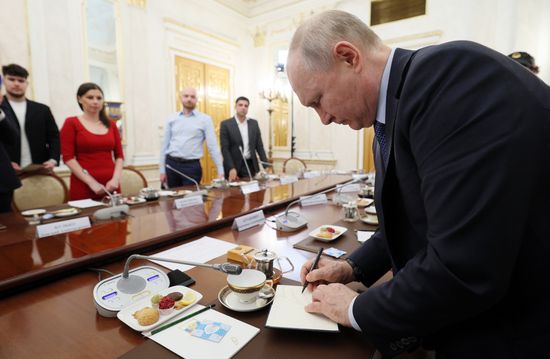 Президент РФ В. Путин проводит встречу с военными корреспондентами