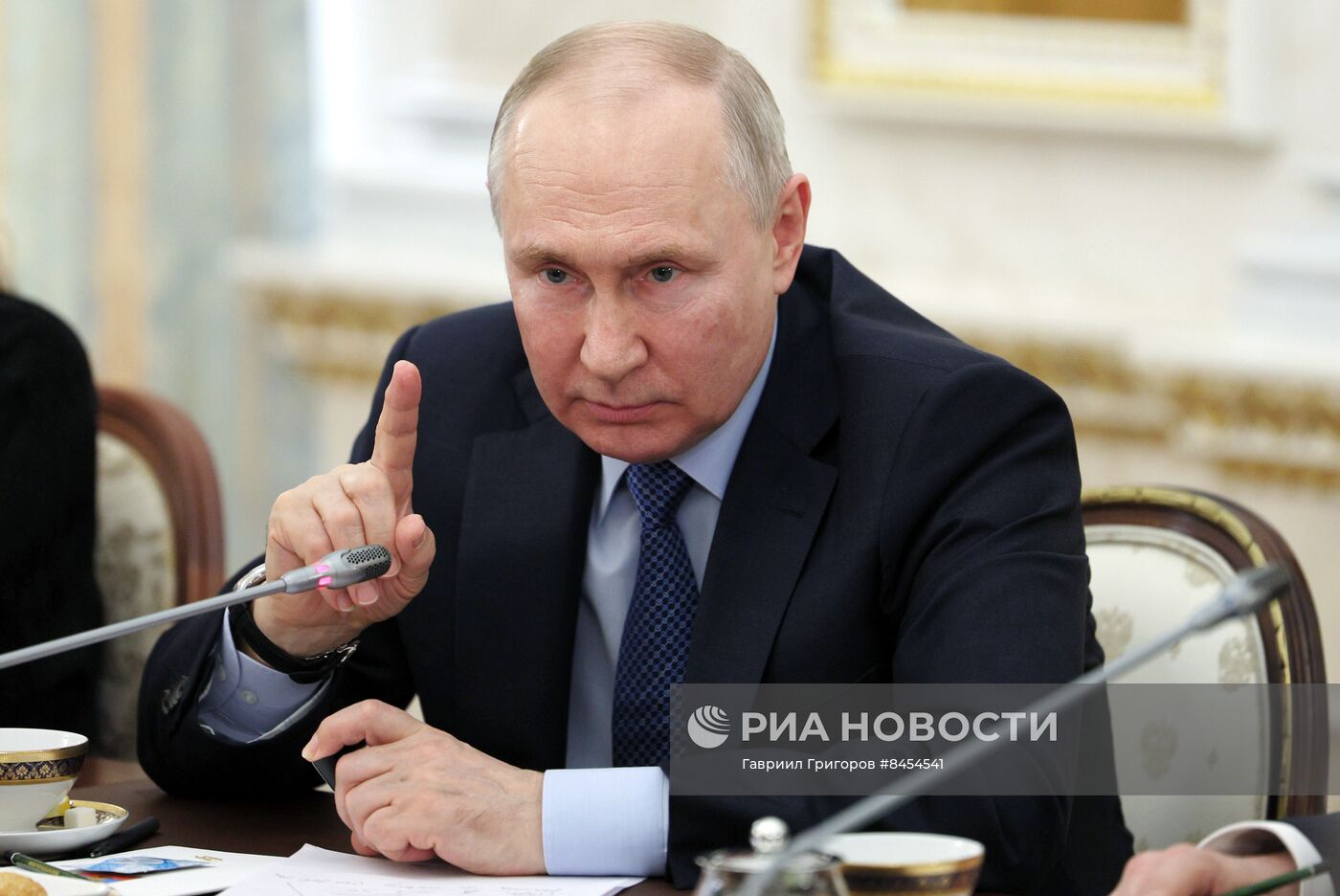 Президент РФ В. Путин проводит встречу с военными корреспондентами