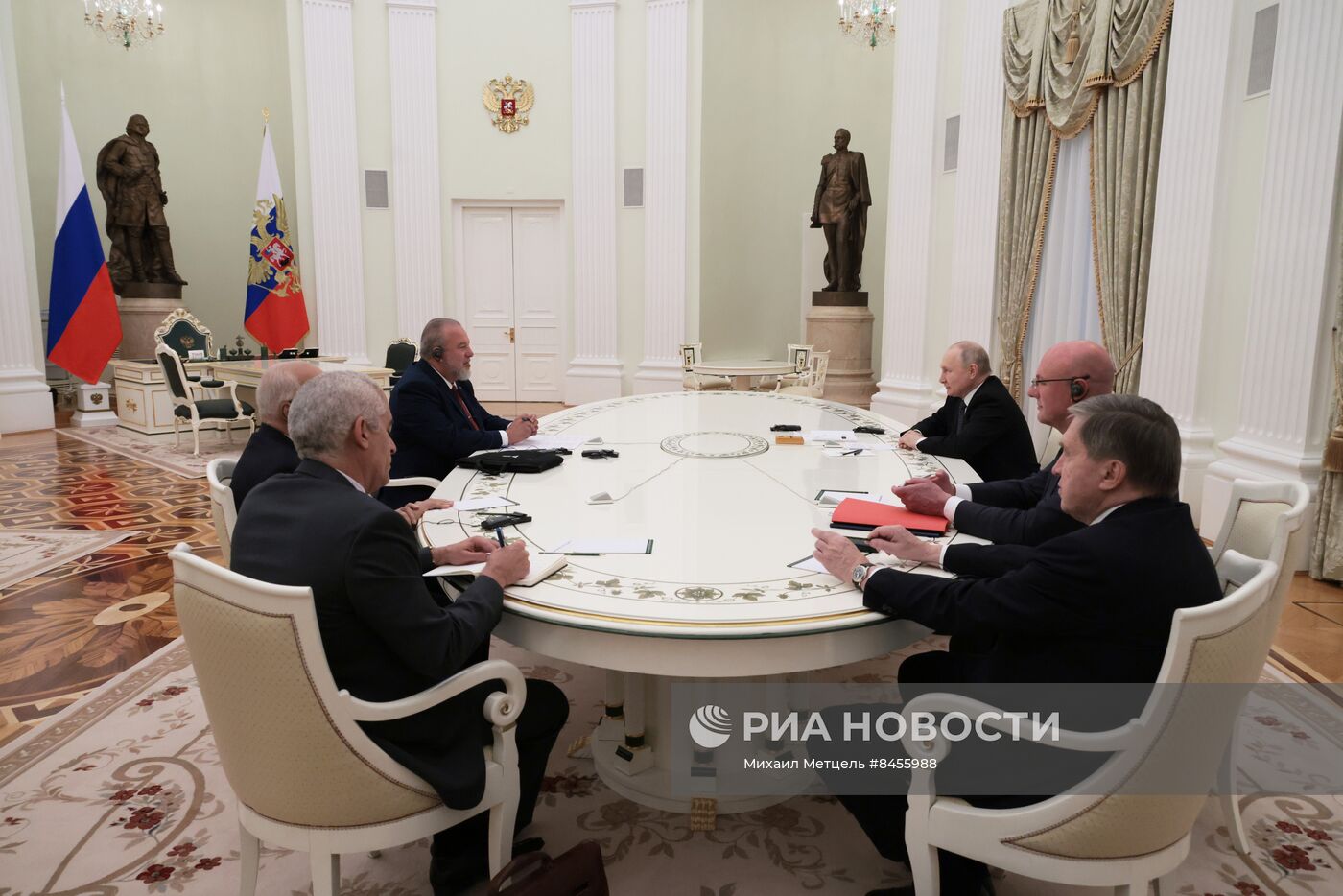 Президент РФ В. Путин встретился с премьер-министром Кубы М. Марреро Крусом