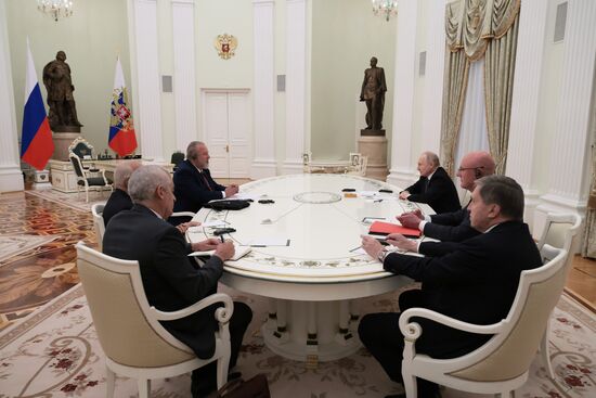 Президент РФ В. Путин встретился с премьер-министром Кубы М. Марреро Крусом