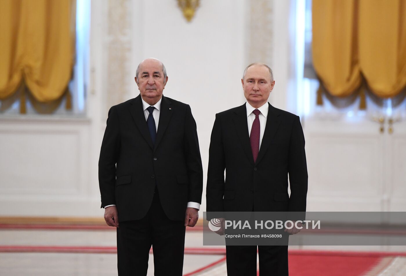 Президент РФ В. Путин провел встречу с президентом Алжира Абдельмаджидом Теббуном